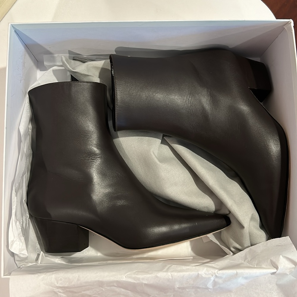 Manolo Blahnik
Agnetapla Leather Zip Ankle Boots - Picture 5 of 7